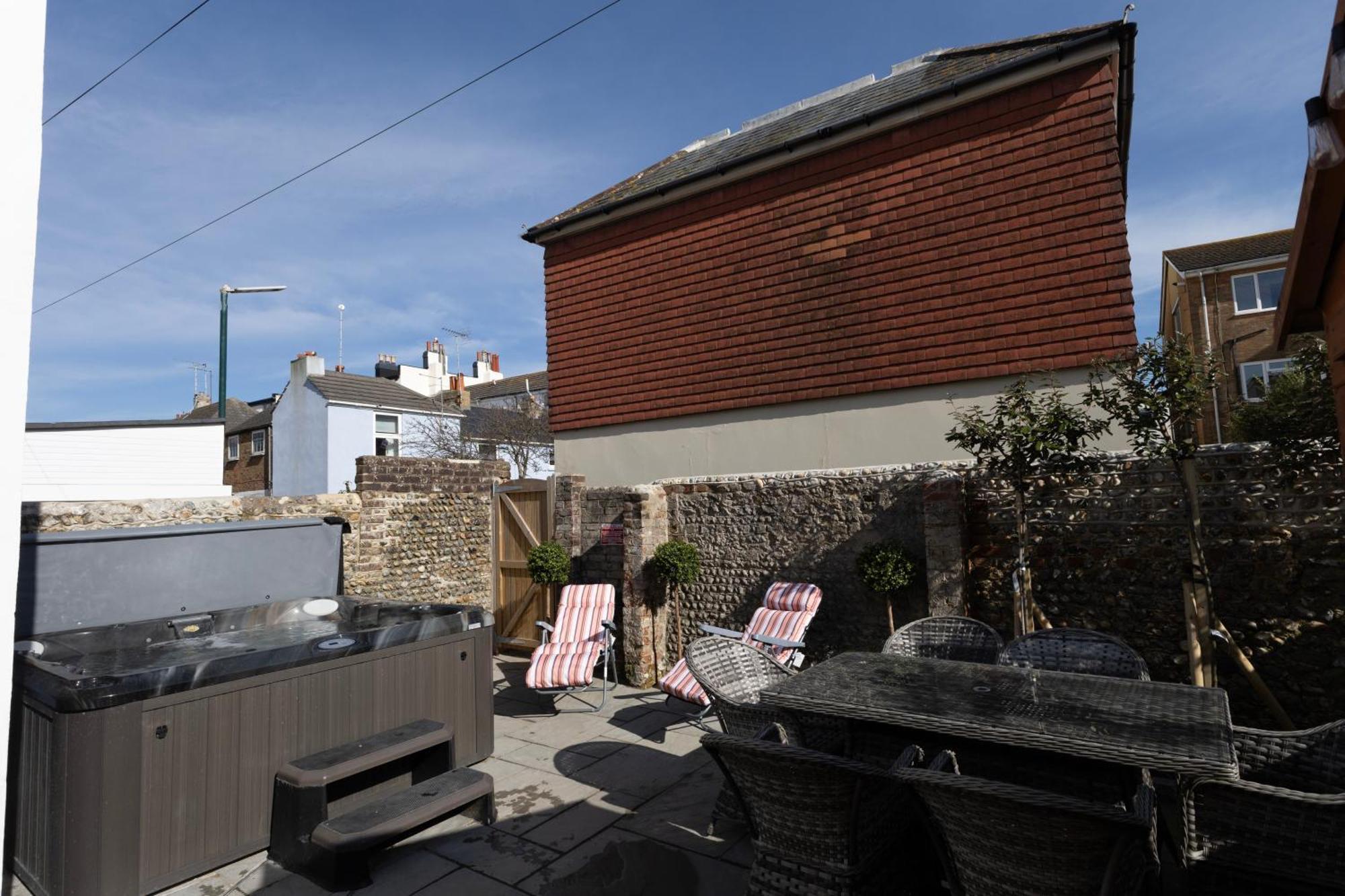 Luxury Georgian Home, Hot Tub, Sea View, Private Garden, Sleeps 6 Bognor Regis Bagian luar foto